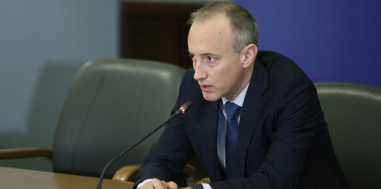 Няма да затварят училищата. Засега